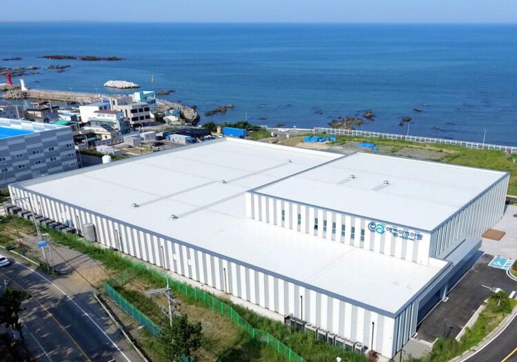 Vista aérea de la planta terrestre de Eco Aquafarm para producir salmón Atlántico en Busan, Corea del Sur.