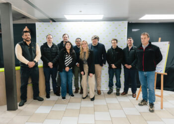 Representantes de Salmones Aysén y Mutual de Seguridad durante la firma de su acuerdo estratégico de seguridad y salud ocupacional.