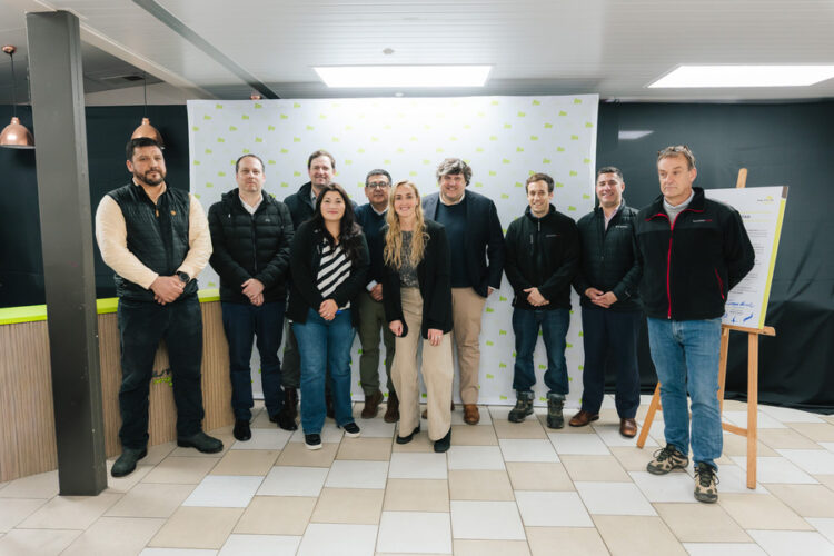 Representantes de Salmones Aysén y Mutual de Seguridad durante la firma de su acuerdo estratégico de seguridad y salud ocupacional.