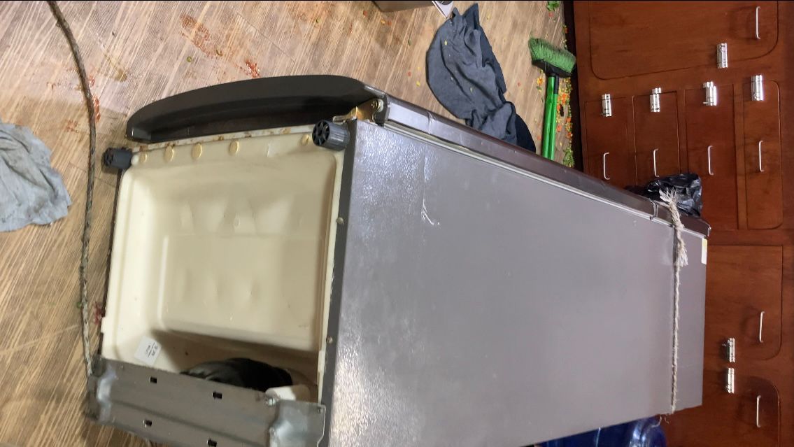 Refrigerador volcado en el piso de la cocina del buque tras el oleaje en el Golfo Corcovado.