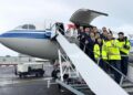 Tripulación del vuelo inaugural de Air China Cargo entre Ürümqi y Glasgow Prestwick.