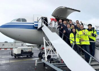 Tripulación del vuelo inaugural de Air China Cargo entre Ürümqi y Glasgow Prestwick.