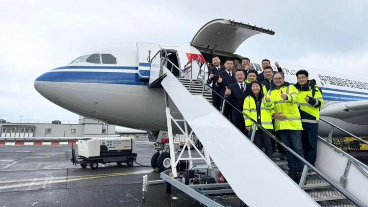 Tripulación del vuelo inaugural de Air China Cargo entre Ürümqi y Glasgow Prestwick.