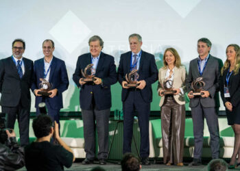 Panelistas del conversatorio Chile Productivo debatiendo sobre inversión y regulación en la cumbre de InfoSALMON.