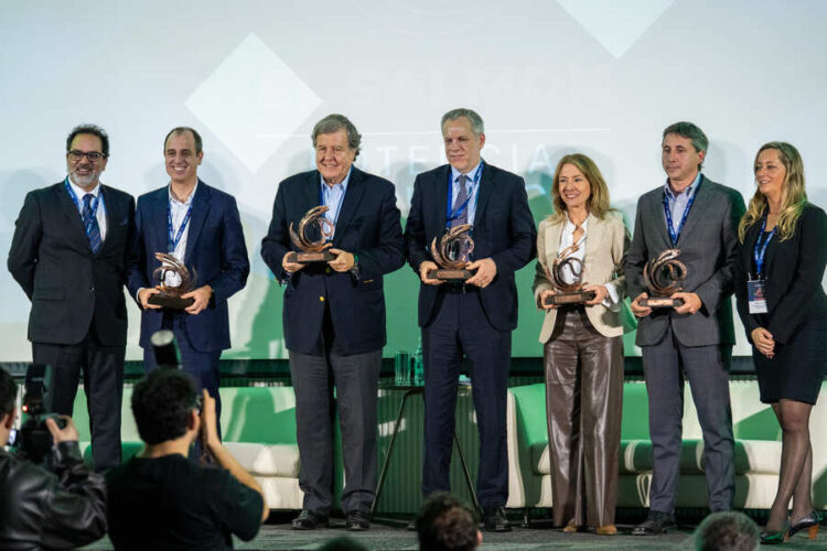 Panelistas del conversatorio Chile Productivo debatiendo sobre inversión y regulación en la cumbre de InfoSALMON.