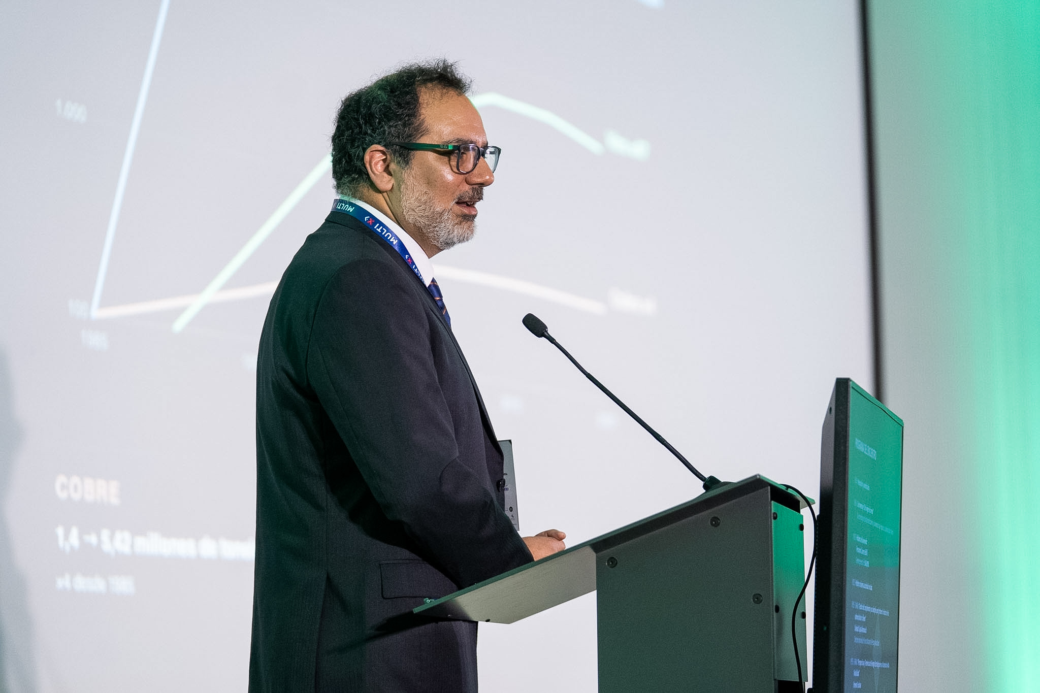 Fernando Cáceres Bofill, gerente general de InfoSALMON, dando el discurso inaugural de la cumbre en Deloitte Santiago.