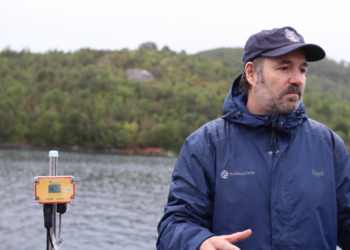 Felipe Díaz, director de Comunidades de SalmonChile, a bordo del buque escuela.