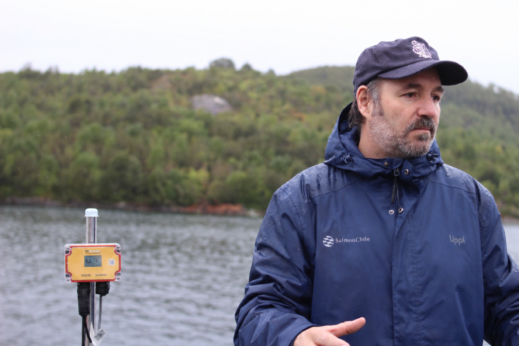 Felipe Díaz, director de Comunidades de SalmonChile, a bordo del buque escuela.