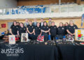 Emprendedoras junto a un stand de artesanías en la Feria Australis de Puerto Natales