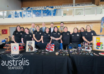 Emprendedoras junto a un stand de artesanías en la Feria Australis de Puerto Natales