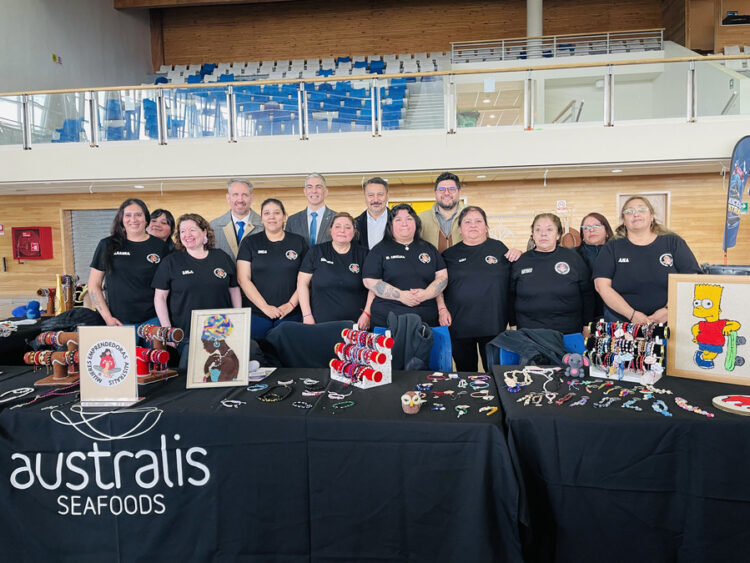 Emprendedoras junto a un stand de artesanías en la Feria Australis de Puerto Natales