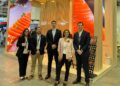 Equipo de AquaChile frente al stand de la compañía en Seafood Expo Asia 2026 en Singapur