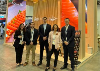 Equipo de AquaChile frente al stand de la compañía en Seafood Expo Asia 2026 en Singapur