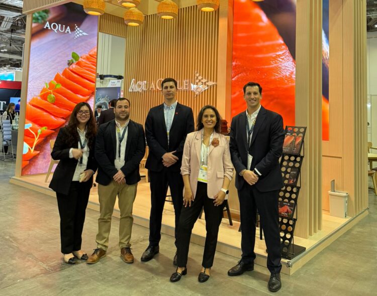 Equipo de AquaChile frente al stand de la compañía en Seafood Expo Asia 2026 en Singapur