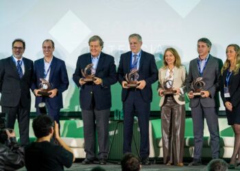 Asistentes y panelistas durante la cumbre El Salmón Potencia Económica de Chile organizada por InfoSALMON en Deloitte Santiago