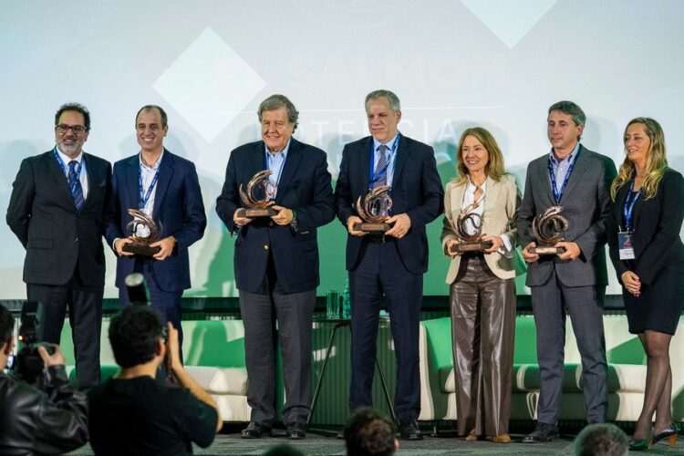 Asistentes y panelistas durante la cumbre El Salmón Potencia Económica de Chile organizada por InfoSALMON en Deloitte Santiago