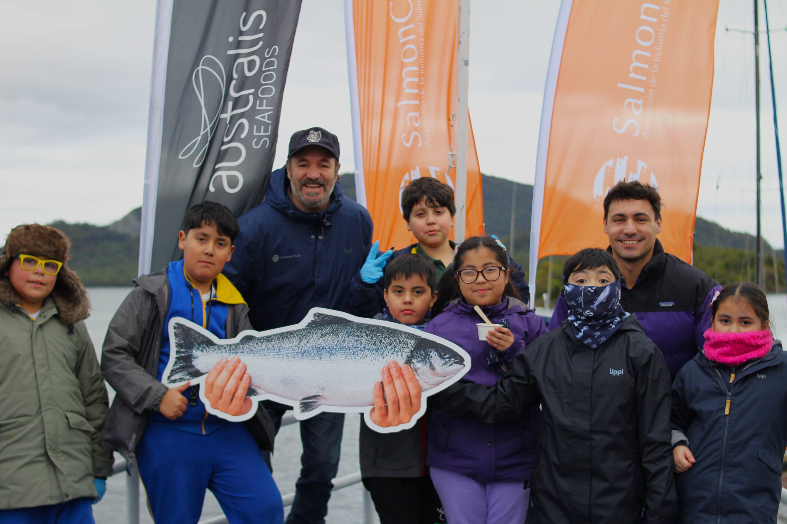 Felipe Díaz de SalmonChile compartiendo con vecinos y estudiantes de Islas Huichas a bordo del buque escuela.