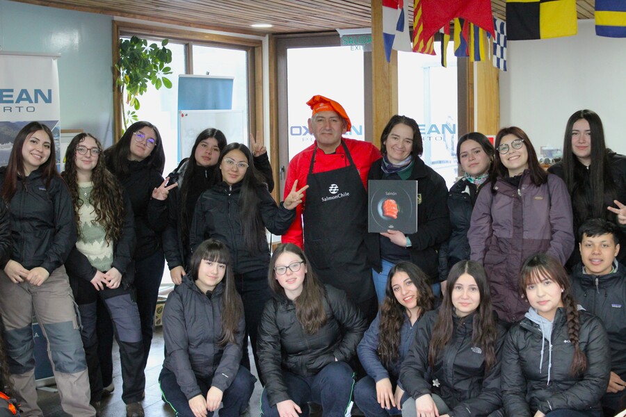 Vecinos y estudiantes recorriendo las instalaciones del buque en Puerto Chacabuco.