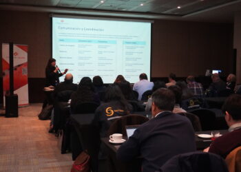 Exposición sobre comunicación y coordinación en el taller de preparación para la temporada FAN 2026–2027.