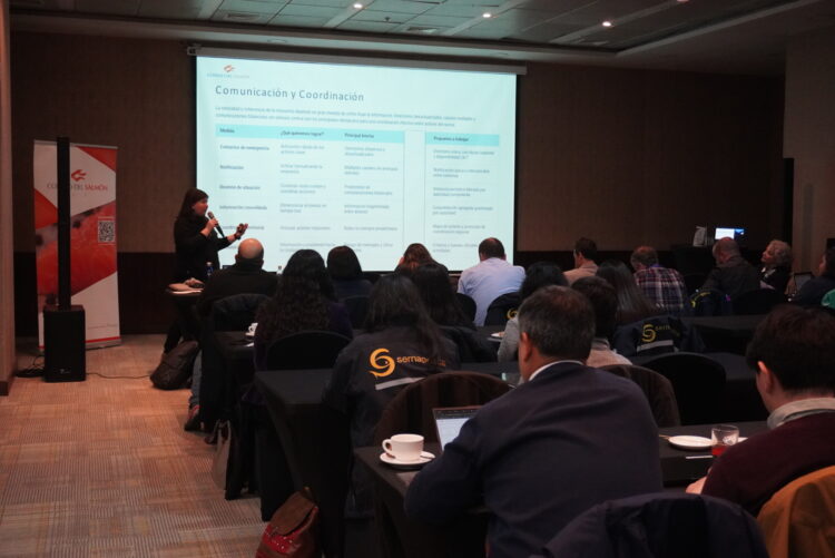 Exposición sobre comunicación y coordinación en el taller de preparación para la temporada FAN 2026–2027.