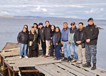 Autoridades y pesca artesanal conocen en terreno futuro proyecto de ABICK para desarrollar sistema de cosecha de salmones en Bahía Riquelme. Foto: DPP Última Esperanza.