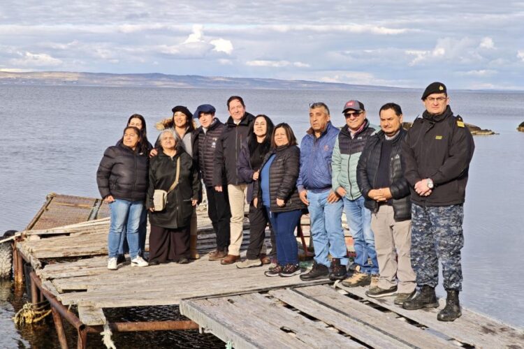 Autoridades y pesca artesanal conocen en terreno futuro proyecto de ABICK para desarrollar sistema de cosecha de salmones en Bahía Riquelme. Foto: DPP Última Esperanza.