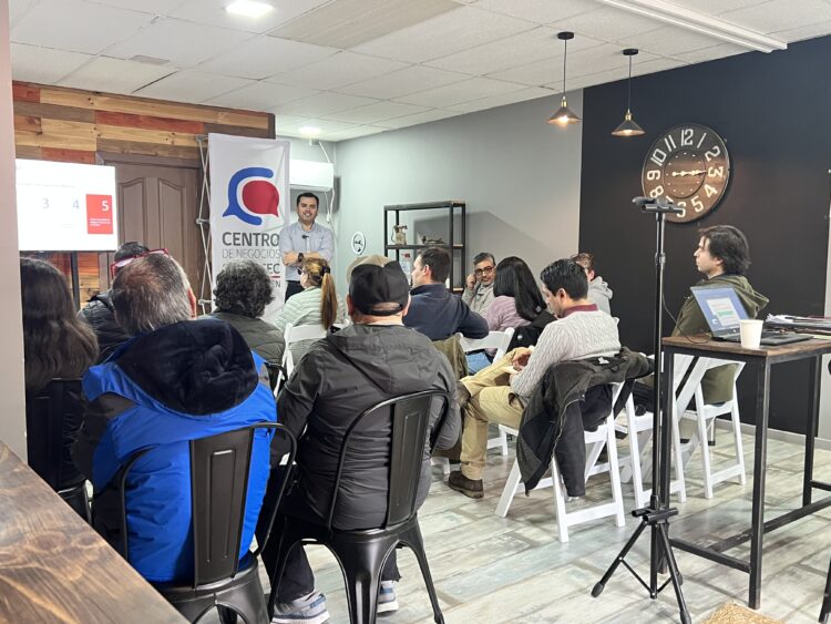 Proveedores de la Región de Aysén participando en los talleres del programa Red Pyme Aysén en Puerto Aysén.