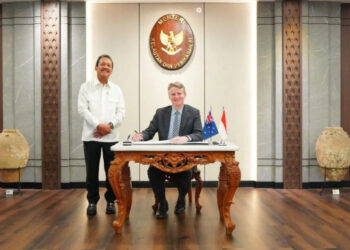 Ministro Sakti Wahyu Trenggono reunido con el embajador Rod Brazier en Yakarta.