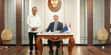 Ministro Sakti Wahyu Trenggono reunido con el embajador Rod Brazier en Yakarta.