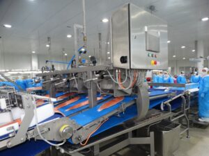Procesamiento de filetes de salmón en una planta industrial, donde el control de la higiene, la temperatura y la manipulación resulta determinante para conservar la calidad.