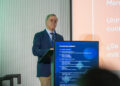 Juan Sebastián Montes, decano de la Escuela de Negocios de la Universidad Adolfo Ibáñez, durante la cumbre de InfoSALMON en Santiago.