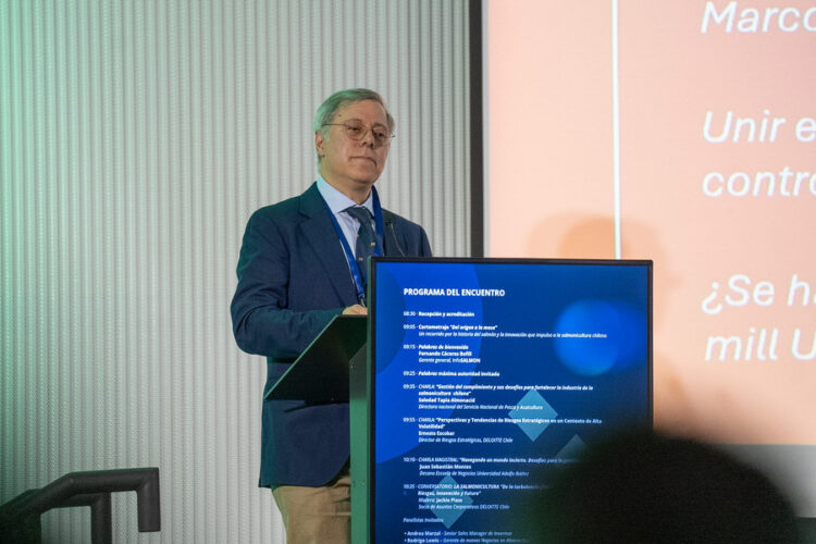 Juan Sebastián Montes, decano de la Escuela de Negocios de la Universidad Adolfo Ibáñez, durante la cumbre de InfoSALMON en Santiago.