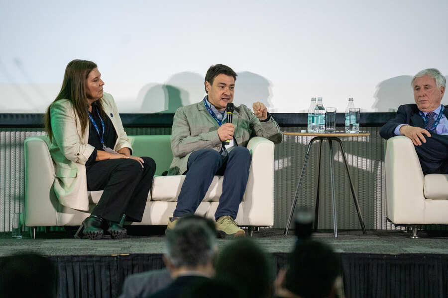 Rodrigo Lewis, gerente de nuevos negocios de Alianza Nutrición Animal, exponiendo sobre biotecnología en dietas acuícolas.