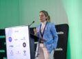 Marcela Delgado, CEO y fundadora de Sudvetcorp, durante su participación en la cumbre de InfoSALMON en Santiago.