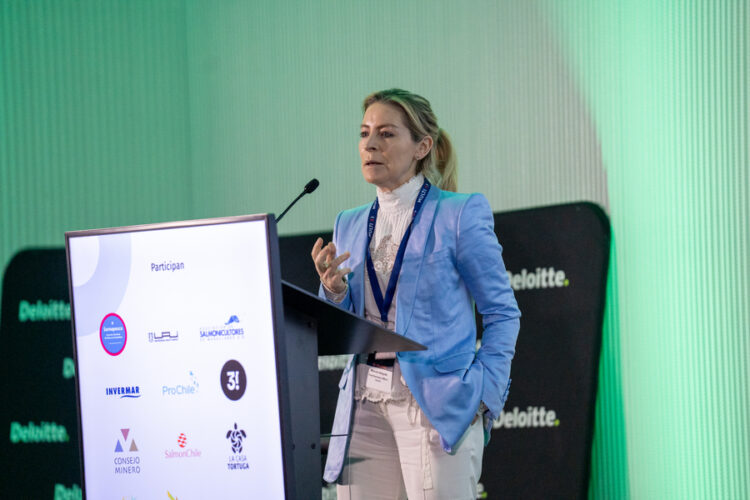 Marcela Delgado, CEO y fundadora de Sudvetcorp, durante su participación en la cumbre de InfoSALMON en Santiago.