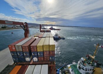 Buque de carga MV Copihue operando en el puerto de Punta Arenas, Región de Magallanes