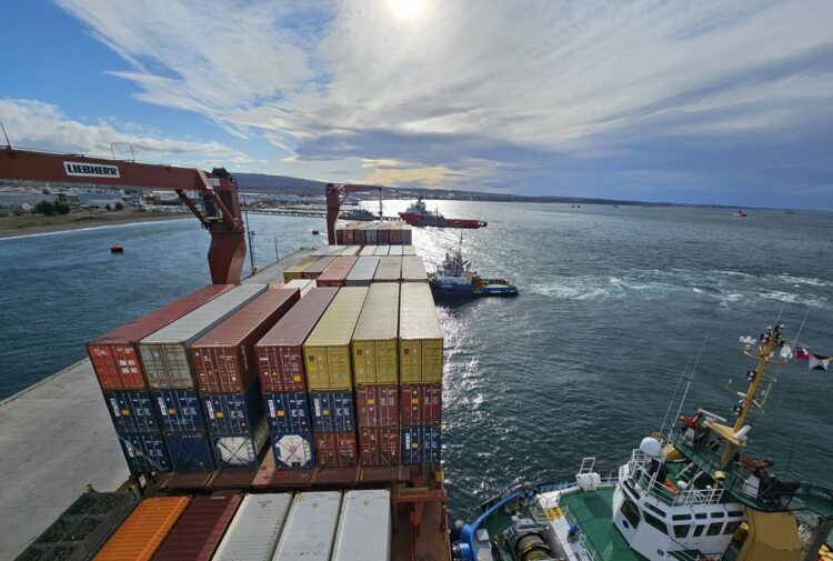Buque de carga MV Copihue operando en el puerto de Punta Arenas, Región de Magallanes