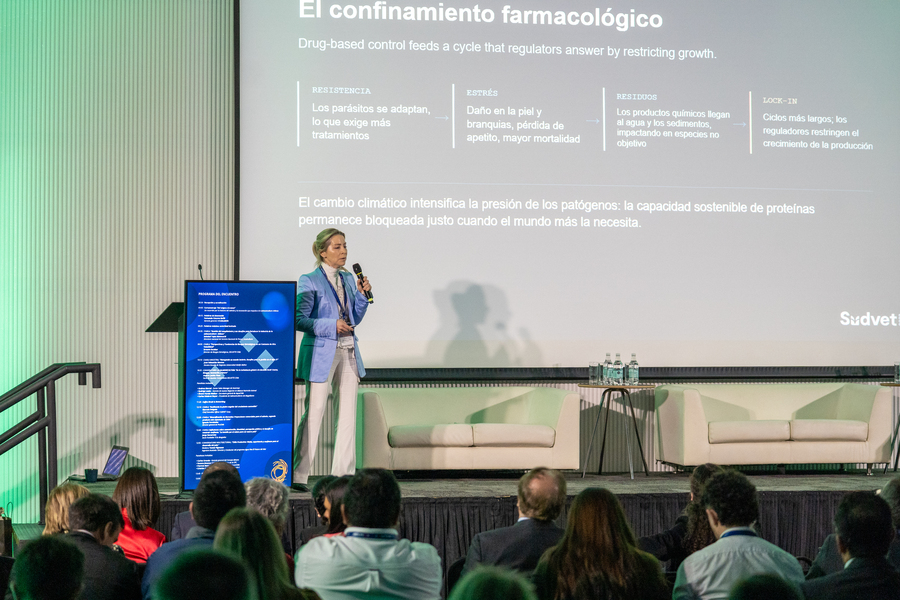 Marcela Delgado exponiendo sobre fitoterápicos y soluciones de bienestar animal en el centro de convenciones de Deloitte.