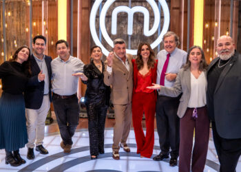Fotografía grupal en el estudio de MasterChef Chile durante el lanzamiento de la participación de SalmonChile
