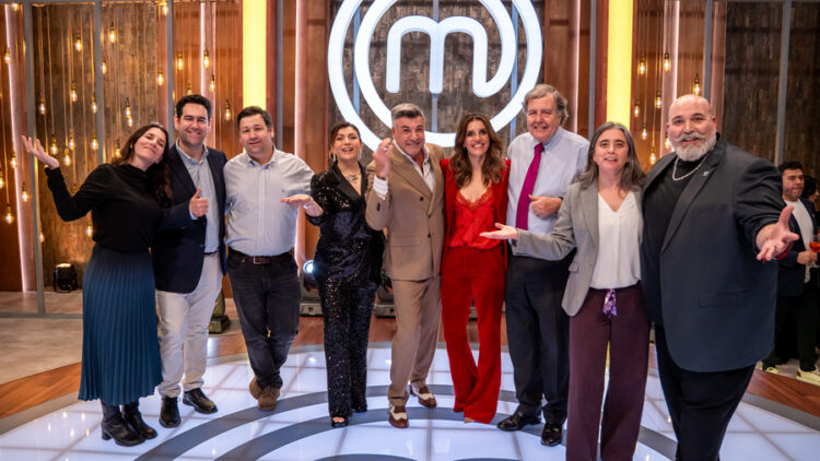 Fotografía grupal en el estudio de MasterChef Chile durante el lanzamiento de la participación de SalmonChile