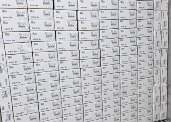 Cajas del primer envío de salmón de AquaChile a Nicaragua almacenadas en un contenedor refrigerado
