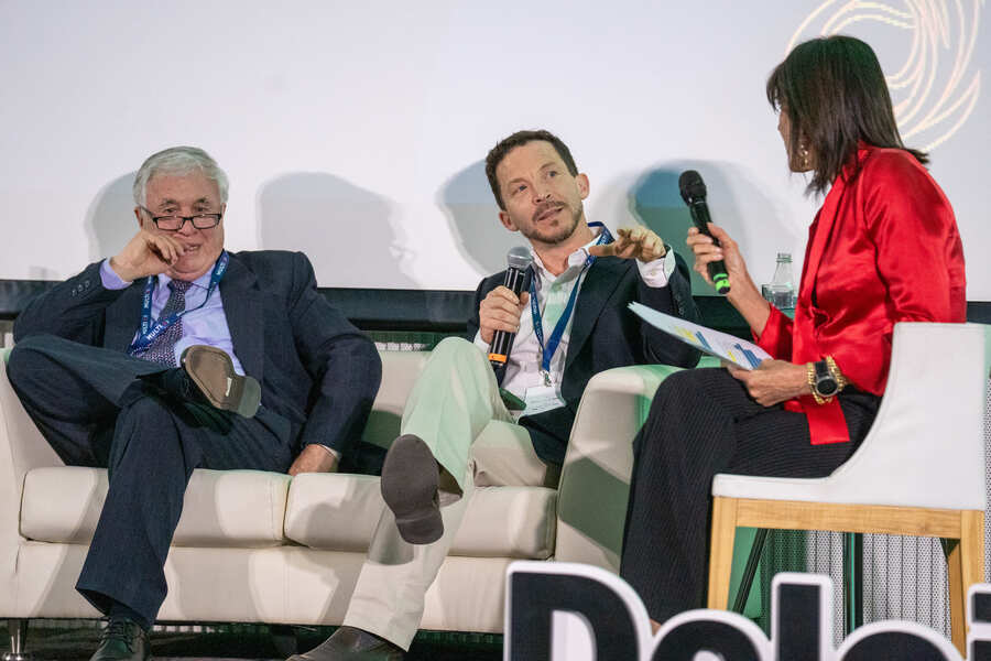 Carlos Odebret, presidente de la Asociación de Salmonicultores de Magallanes, interviniendo en el panel de la cumbre.