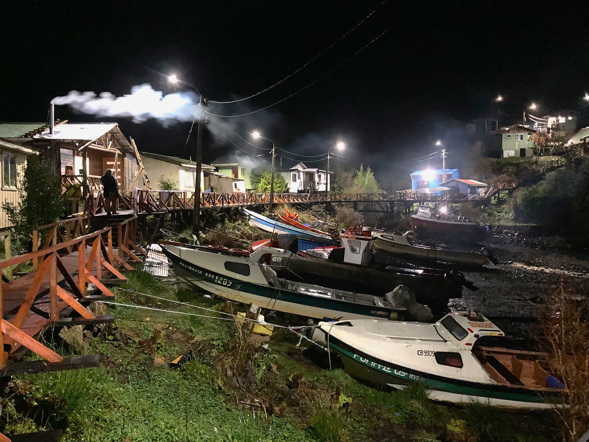 Pasarelas de madera y botes pesqueros en la localidad costera de Puerto Gaviota.