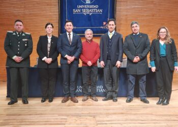 Representantes de SalmonChile, Ministerio de Justicia y Gendarmería durante la firma del memorándum de reinserción en Puerto Montt.