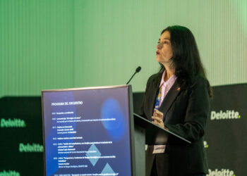 Soledad Tapia, directora nacional de Sernapesca, exponiendo sobre la gestión del cumplimiento en el centro de convenciones de Deloitte Santiago.