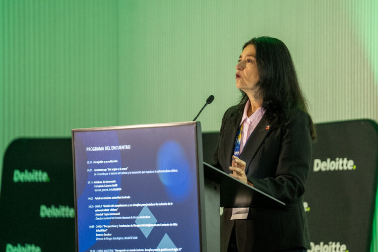 Soledad Tapia, directora nacional de Sernapesca, exponiendo sobre la gestión del cumplimiento en el centro de convenciones de Deloitte Santiago.