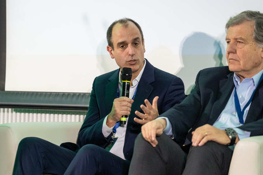 Cristián Swett, gerente general de Multi X, exponiendo durante el segundo panel de la cumbre en Las Condes.