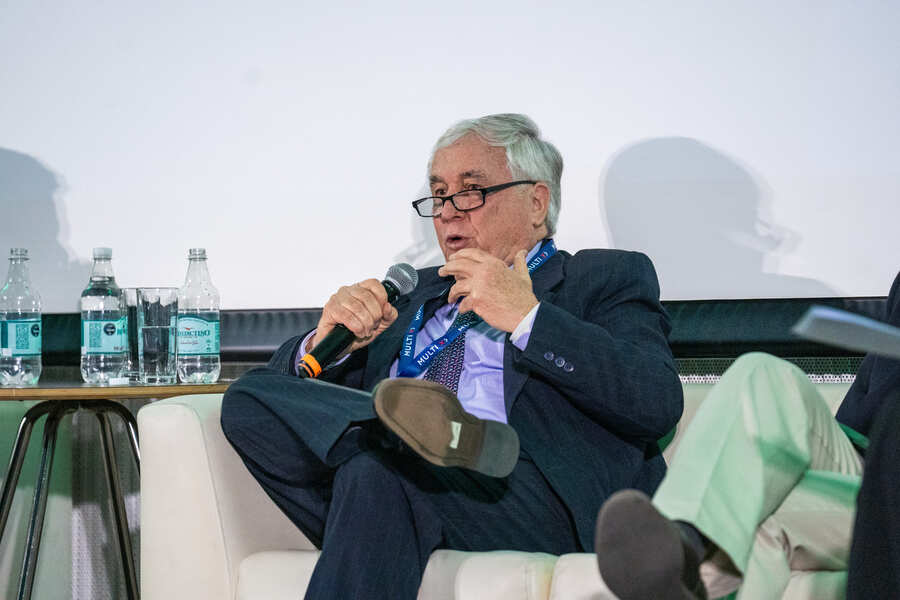 Álvaro Varela, secretario general de AquaChile, exponiendo durante el primer panel de la cumbre de InfoSALMON.