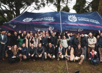 Autoridades, emprendedores y representantes del ecosistema científico-tecnológico en la primera piedra de StartupLab Patagonia en Puerto Varas