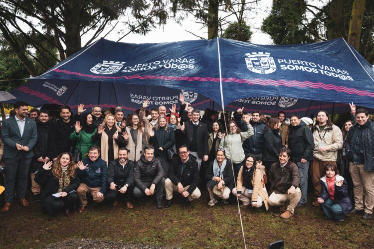 Autoridades, emprendedores y representantes del ecosistema científico-tecnológico en la primera piedra de StartupLab Patagonia en Puerto Varas
